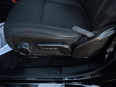 Used 2022 Jeep Wrangler Unlimited Sahara w/ Cold Weather Group image 19