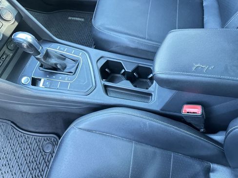 Used 2018 Volkswagen Tiguan SE w/ Panoramic Sunroof Package FWD image 18