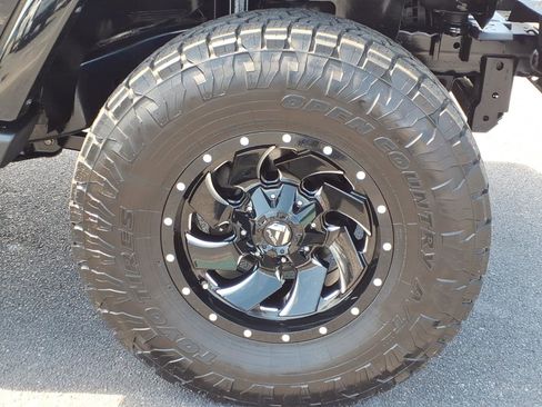 Used 2018 Jeep Wrangler Unlimited Sahara AWD/4WD image 9