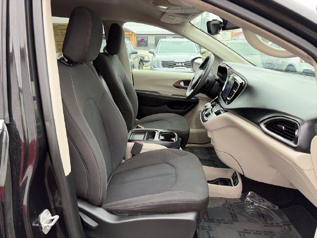 Used 2017 Chrysler Pacifica Touring Plus w/ Tire & Wheel Group FWD image 23