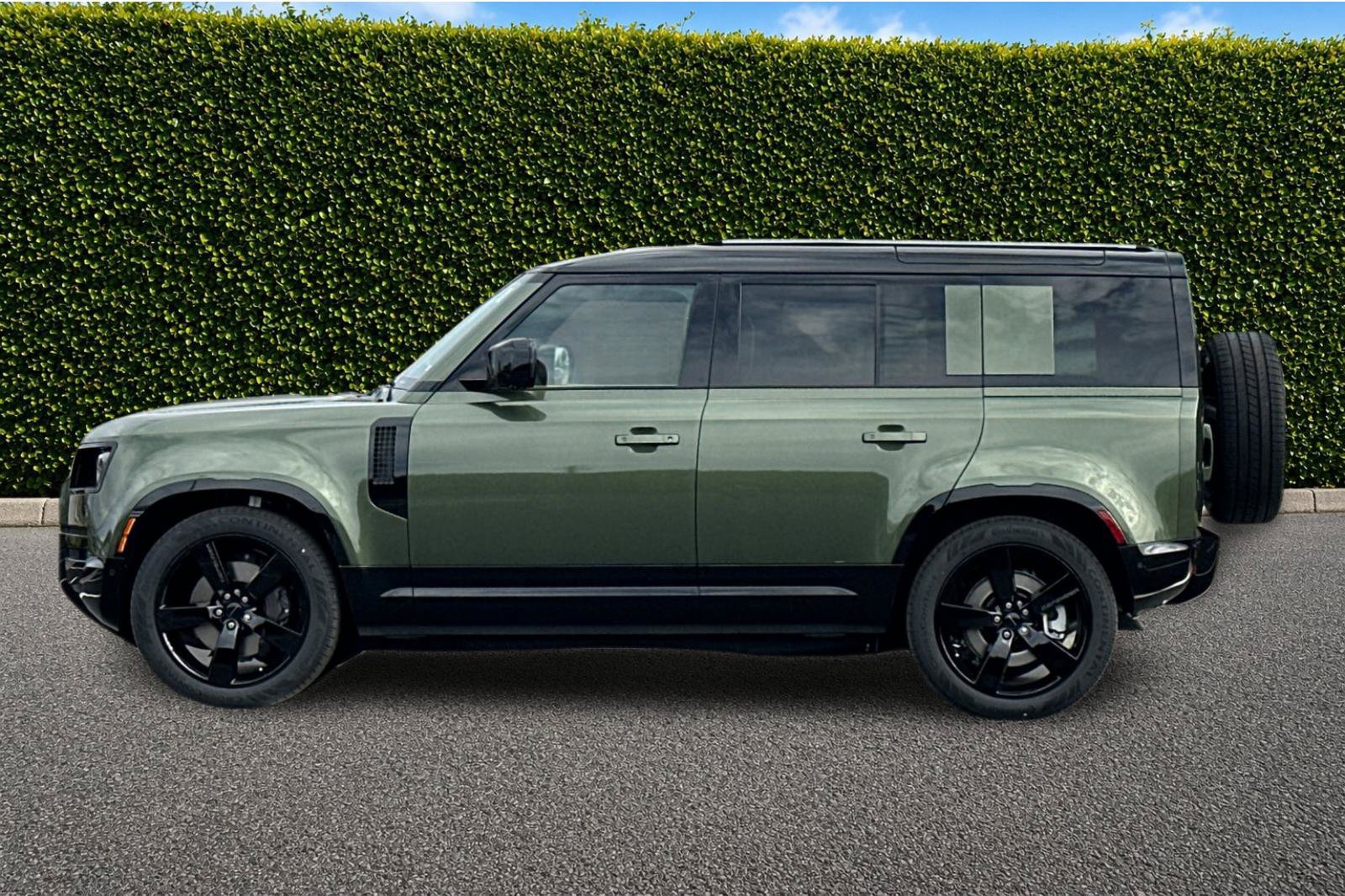 New 2026 Land Rover Defender 110 X-Dynamic SE AWD/4WD image 3