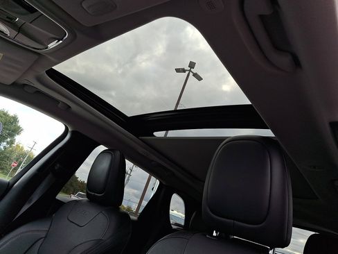 Certified 2022 Jeep Cherokee Latitude Lux w/ Sun & Sound Group image 16