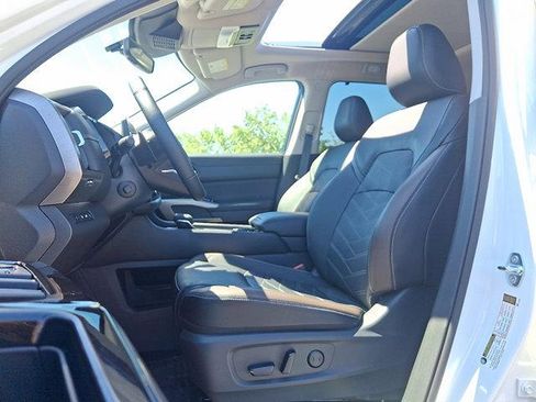 Used 2024 Nissan Pathfinder Platinum image 13