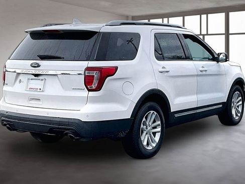 Used 2017 Ford Explorer XLT FWD image 3