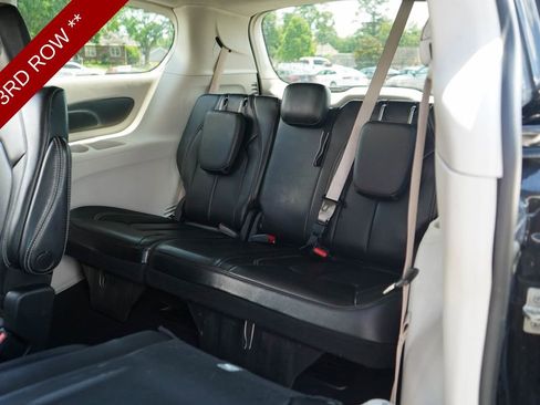 Used 2023 Chrysler Pacifica Touring-L FWD image 14