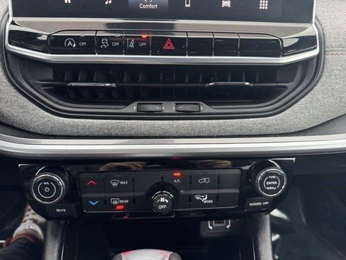 Used 2024 Jeep Compass Latitude image 19