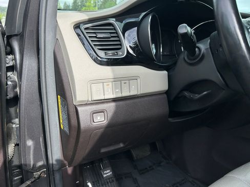 Used 2018 Kia Sedona SX Limited FWD image 19