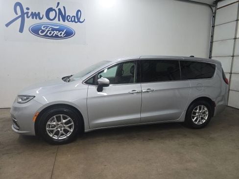 Used 2023 Chrysler Pacifica Touring-L FWD image 28
