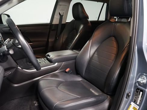 Used 2021 Toyota Highlander XLE image 6