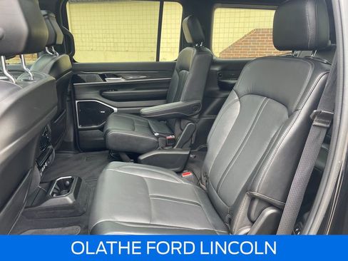 Used 2022 Jeep Wagoneer Series III w/ Premium Group I AWD/4WD image 28