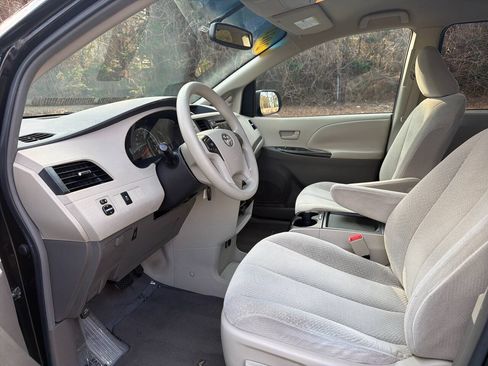 Used 2011 Toyota Sienna LE FWD image 19