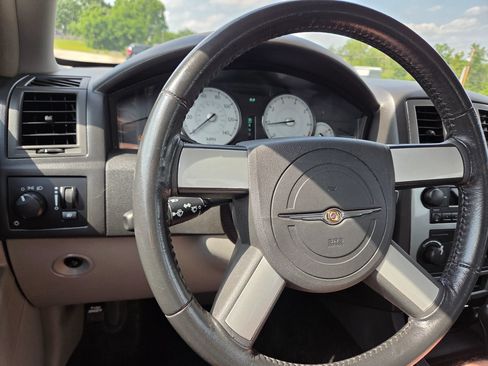 Used 2007 Chrysler 300 Touring w/ Comfort/Convenience Group RWD image 27