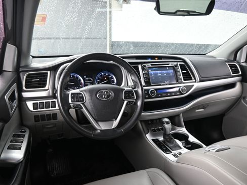 Used 2019 Toyota Highlander XLE image 19