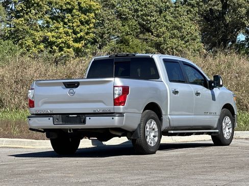 Used 2018 Nissan Titan SV w/ SV Convenience Package image 4