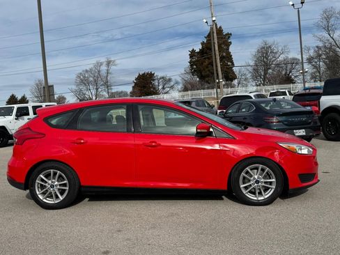 Used 2016 Ford Focus SE w/ SE Power Seat Package image 2