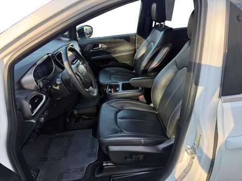 Used 2025 Chrysler Pacifica Select FWD image 10