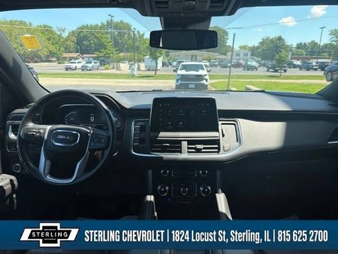 Used 2023 GMC Yukon XL SLT w/ SLT Premium Package AWD/4WD image 3