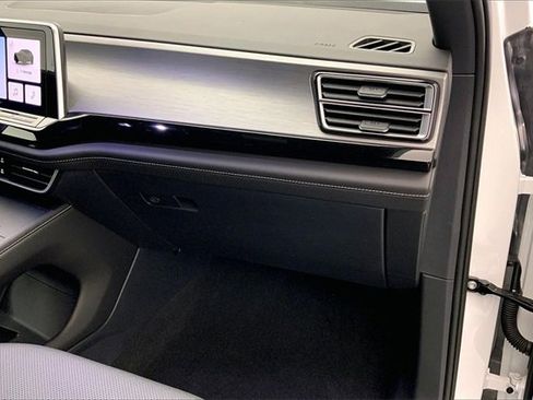 Used 2025 Volkswagen Atlas Cross Sport SE image 16