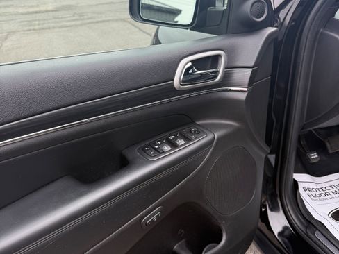 Used 2019 Jeep Grand Cherokee Limited AWD/4WD image 10