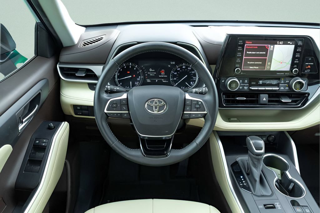 Used 2020 Toyota Highlander XLE AWD/4WD image 20