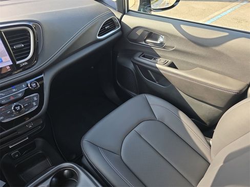 New 2026 Chrysler Pacifica Select image 17