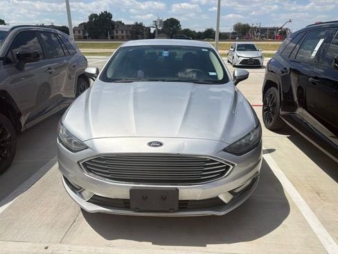 Used 2018 Ford Fusion SE w/ Equipment Group 201A FWD image 3