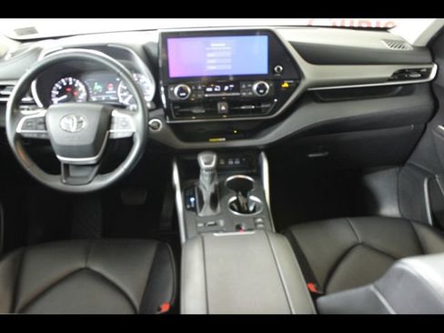 Used 2023 Toyota Highlander XLE AWD/4WD image 14