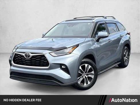 Used 2023 Toyota Highlander XLE FWD image 1