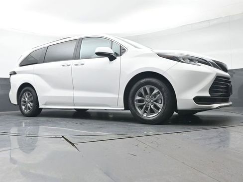 Used 2025 Toyota Sienna LE image 38