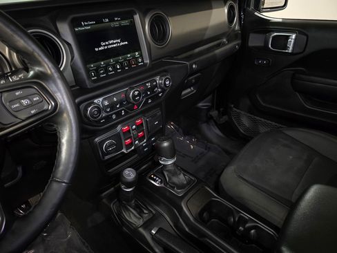 Used 2021 Jeep Gladiator Willys image 25