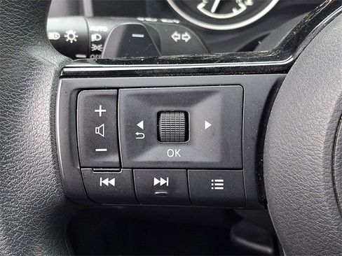 Used 2023 Nissan Rogue SV image 22