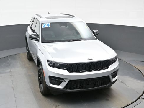 Used 2024 Jeep Grand Cherokee Altitude image 40