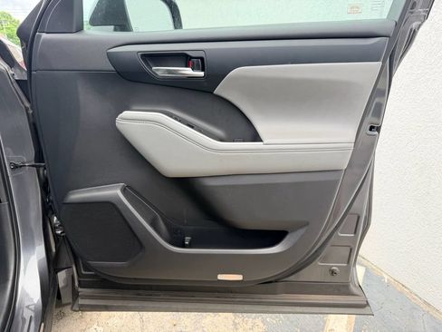 Used 2020 Toyota Highlander XLE FWD image 28
