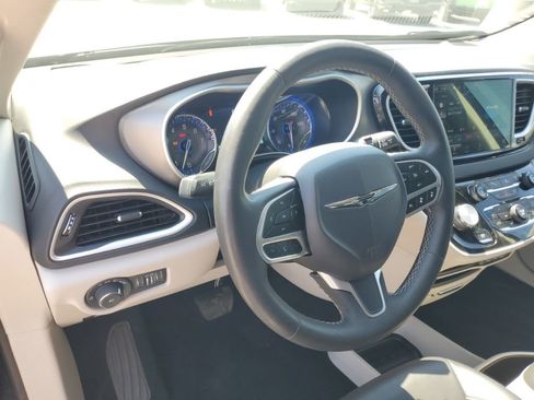 Used 2023 Chrysler Pacifica Touring-L FWD image 11