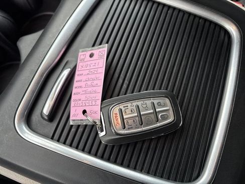 Used 2024 Chrysler Pacifica Touring-L FWD image 27