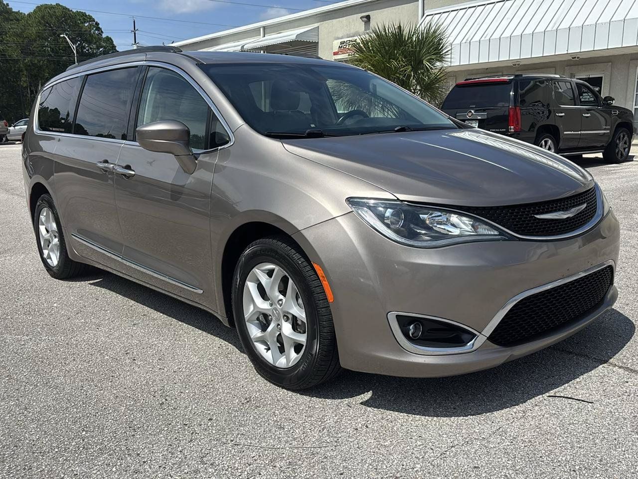 Used 2017 Chrysler Pacifica Touring-L w/ Tire & Wheel Group FWD image 2