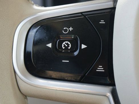 Used 2021 Volvo XC90 T6 Momentum w/ Advanced Package image 13