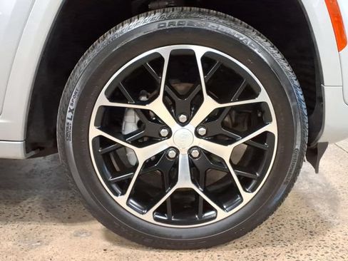 Used 2024 Jeep Grand Cherokee Summit AWD/4WD image 9