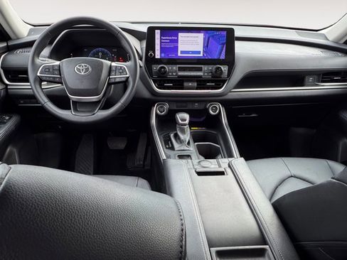 Certified 2025 Toyota Grand Highlander AWD image 12