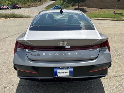 New 2025 Hyundai Elantra Limited image 4