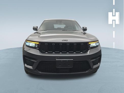 Used 2023 Jeep Grand Cherokee Altitude AWD/4WD image 3