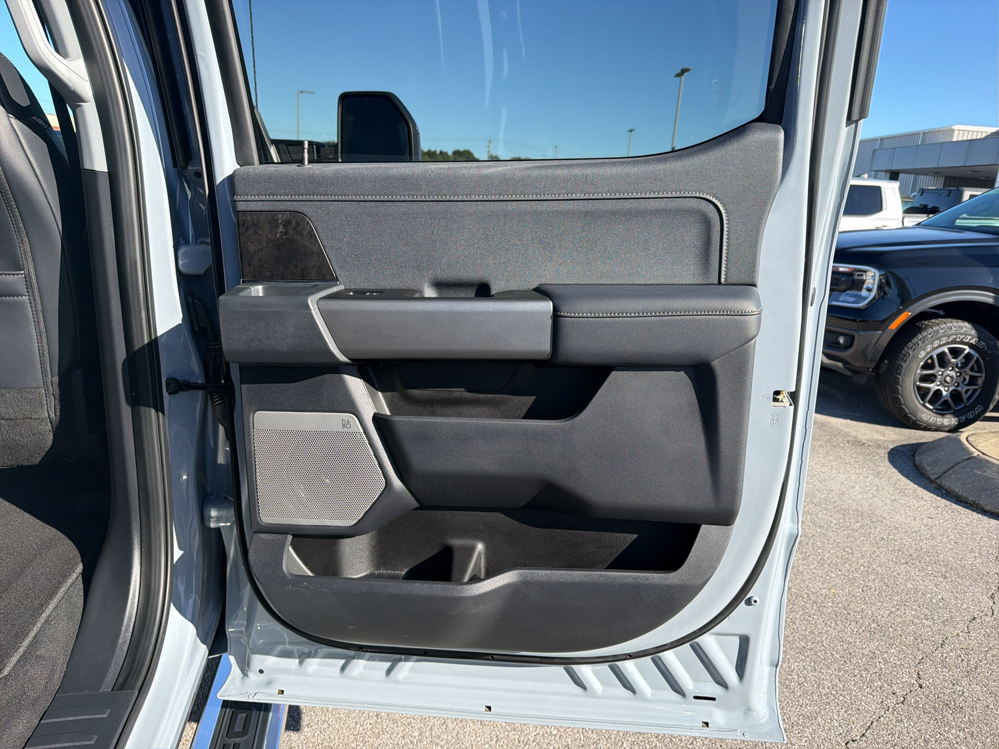 Used 2025 Ford F350 Lariat w/ FX4 Off-Road Package AWD/4WD image 24