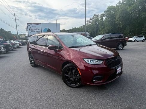 Used 2022 Chrysler Pacifica Limited w/ S Appearance Package FWD image 2