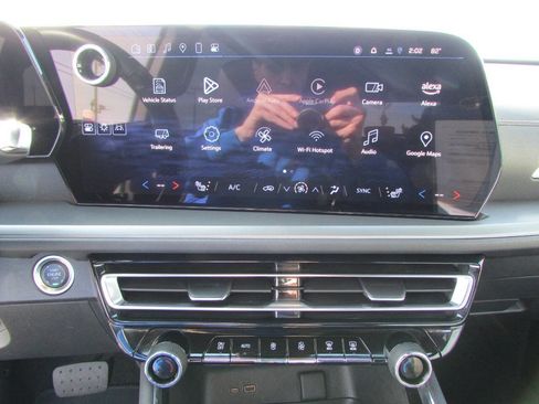 Used 2025 Chevrolet Traverse LT image 26