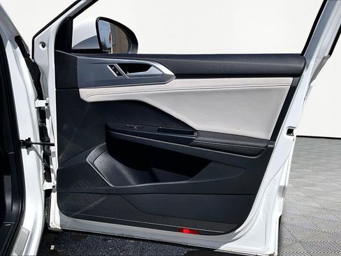 Used 2025 Volkswagen Taos SE image 24