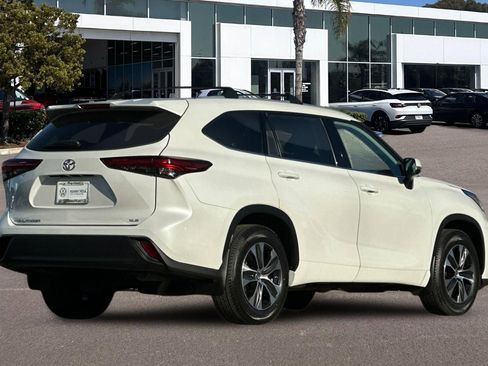 Used 2022 Toyota Highlander XLE FWD image 3