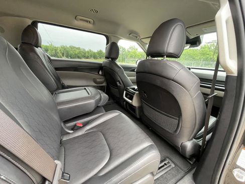 Used 2025 Kia Carnival FWD image 44