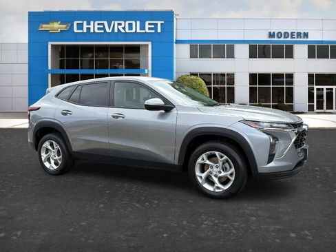 Used 2024 Chevrolet Trax LS w/ LS Convenience Package FWD image 6