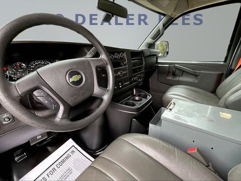 Used 2018 Chevrolet Express 2500 w/ Driver Convenience Package RWD image 9