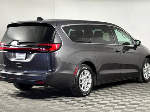 Used 2023 Chrysler Pacifica Touring-L FWD image 3